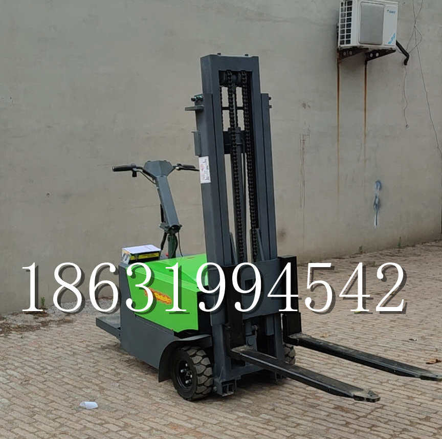 西吉县优程全电动叉车插腿式堆高车液压装卸车1.5吨升高小型站驾式铲车